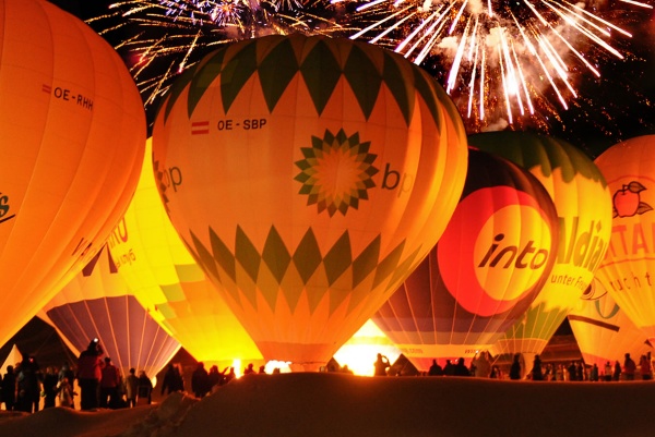 Die Ballone glühen in bunten Farben zur Nacht der Ballone im Januar © TVB Filzmoos / Coen Weesjes