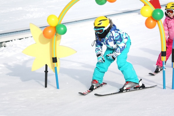 Skikurse für Kinder mit Zauberteppich und modernen Unterrichtsmaterialien
