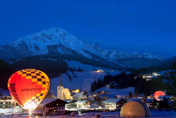 Eindrucksvoll und einzigartig - das Ortsbild in der Nacht der Ballone in Filzmoos © Tourismusverband Filzmoos / Coen Weejes