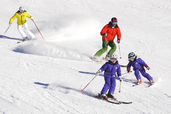 Skifahren mit Familie auf top präparierten Pisten