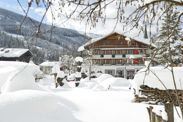 Winter-Frontansicht des 3-Sterne Alpenhotel Wurzer in Filzmoos