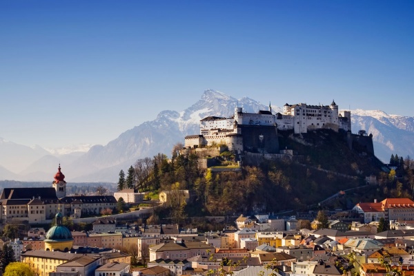 Die Festung Hohen Salzburg mit der Altstadt Salzburgs im Vordergrund